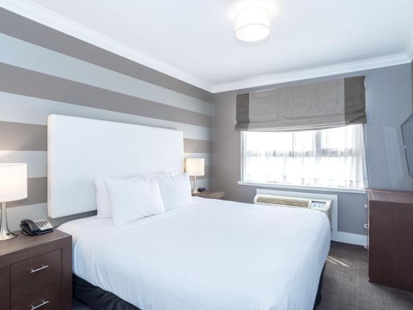 Sandman Hotel Edmonton West : photo 1 de la chambre tower suite, 1 king bed, sofa bed, kitchen, w/d, balcony