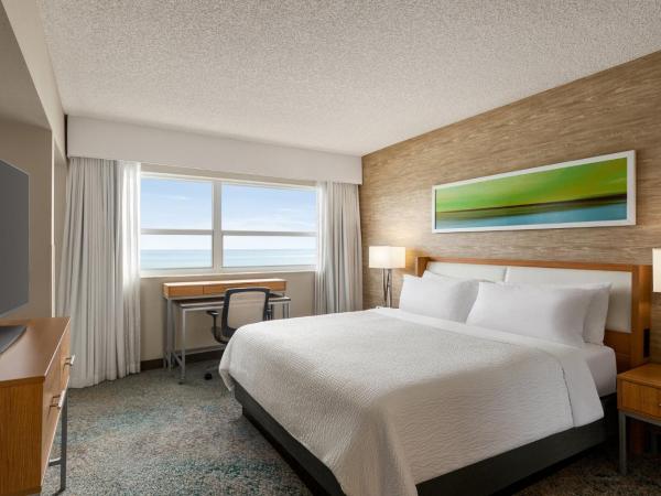Holiday Inn Miami Beach-Oceanfront, an IHG Hotel : photo 9 de la chambre chambre lit king-size - vue sur océan
