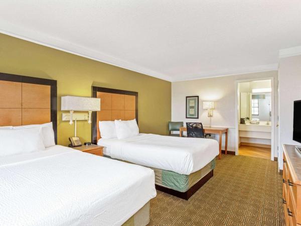 La Quinta Inn by Wyndham Orlando Airport West : photo 1 de la chambre chambre double avec 2 lits doubles