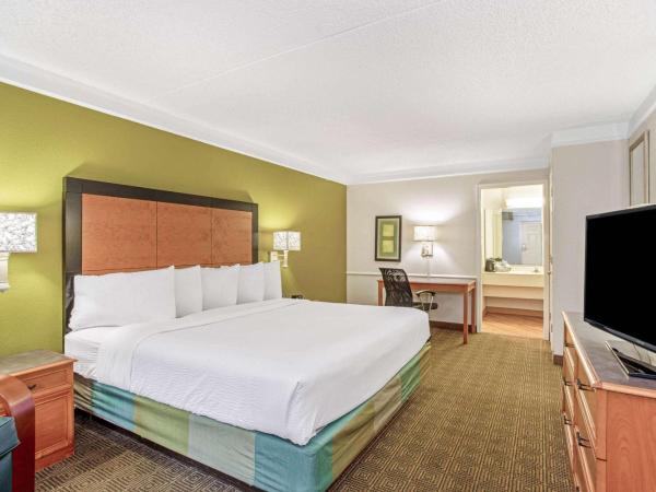 La Quinta Inn by Wyndham Orlando Airport West : photo 4 de la chambre chambre lit king-size