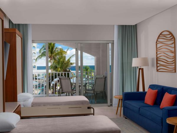 Hilton Cancun Mar Caribe All-Inclusive Resort : photo 6 de la chambre suite lit king-size premium avec 2 lits escamotables et vue sur océan