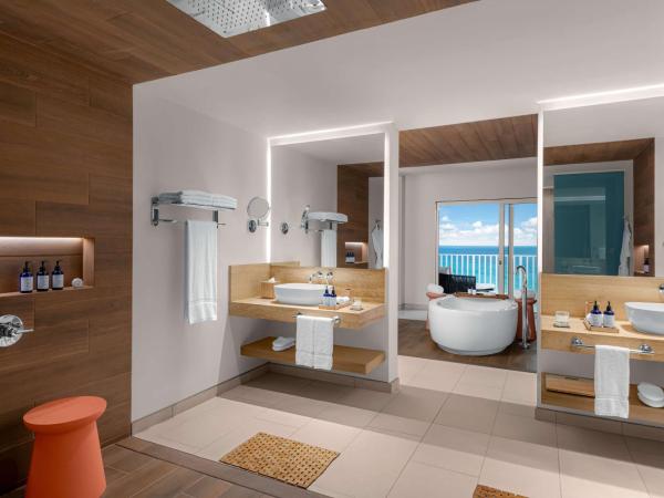 Hilton Cancun Mar Caribe All-Inclusive Resort : photo 7 de la chambre suite lune de miel enclave avec lit king-size
