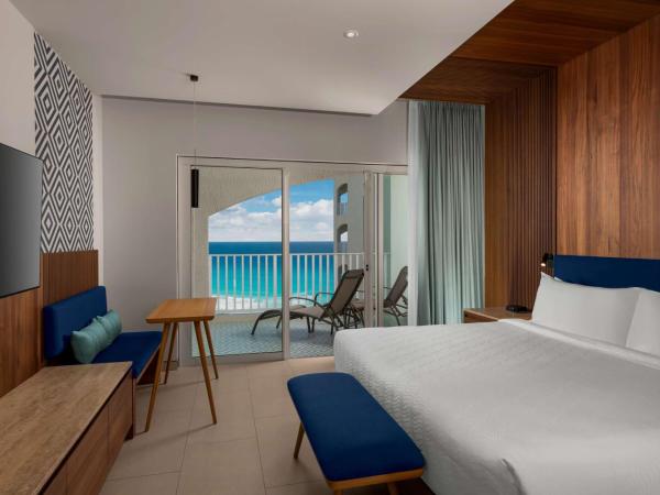 Hilton Cancun Mar Caribe All-Inclusive Resort : photo 2 de la chambre chambre lit king-size premium avec vue sur l'océan