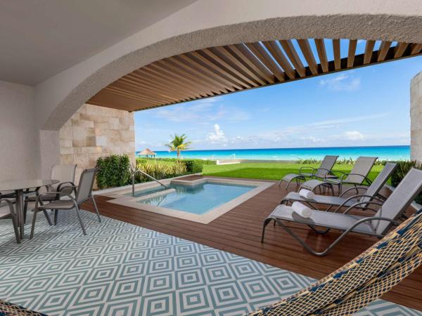 Hilton Cancun Mar Caribe All-Inclusive Resort : photo 4 de la chambre chambre lit king-size enclave côté plage avec 2 lits escamotables