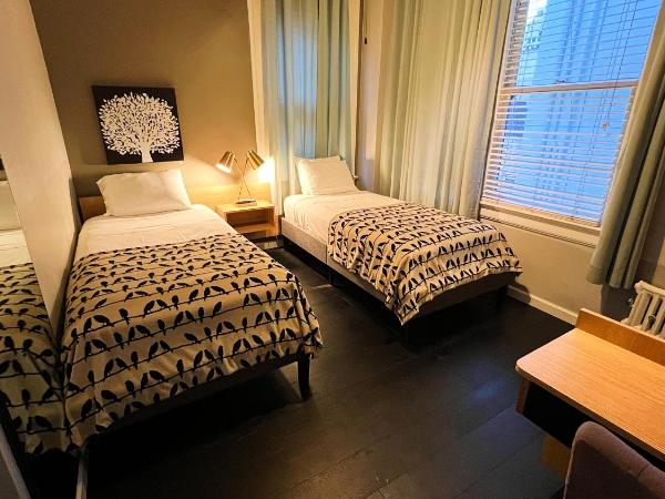 Touchstone Hotel - City Center : photo 1 de la chambre chambre lits jumeaux avec 2 lits jumeaux