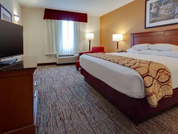 Drury Inn & Suites St. Louis Forest Park : photo 3 de la chambre suite lit king-size avec canapé-lit