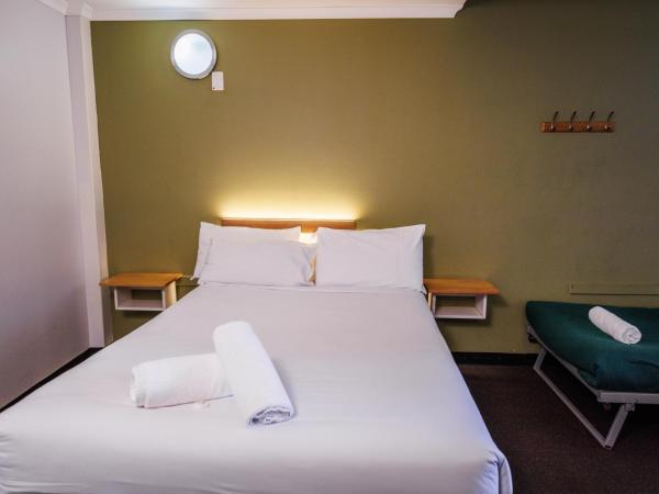 YHA Adelaide Central : photo 1 de la chambre double plus three with shared bathroom