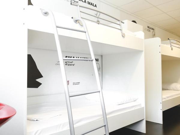 Design Hostel 101 Dalmatinac : photo 3 de la chambre private 6-bed family room with bathroom