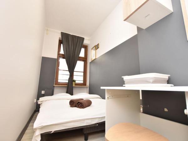 DUKES Hostel - Pokoje prywatne, RYNEK : photo 1 de la chambre chambre double avec salle de bains commune