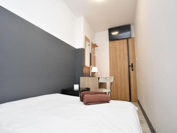 DUKES Hostel - Pokoje prywatne, RYNEK : photo 2 de la chambre chambre double avec salle de bains commune