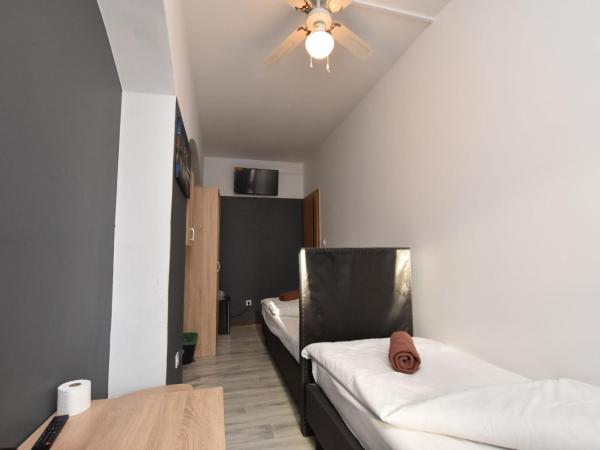 DUKES Hostel - Pokoje prywatne, RYNEK : photo 3 de la chambre chambre lits jumeaux avec salle de bains commune