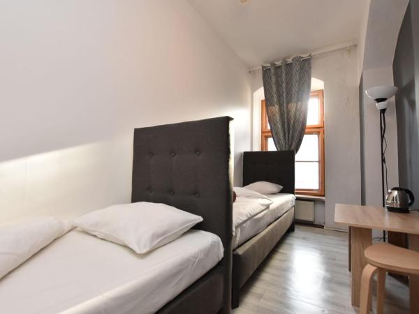 DUKES Hostel - Pokoje prywatne, RYNEK : photo 2 de la chambre chambre lits jumeaux avec salle de bains commune