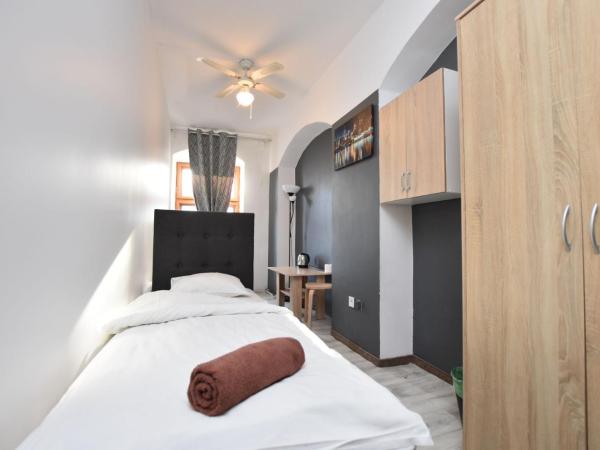 DUKES Hostel - Pokoje prywatne, RYNEK : photo 1 de la chambre chambre lits jumeaux avec salle de bains commune