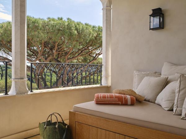 Airelles Château de la Messardière : photo 6 de la chambre chambre double ou lits jumeaux de luxe avec accès piscine