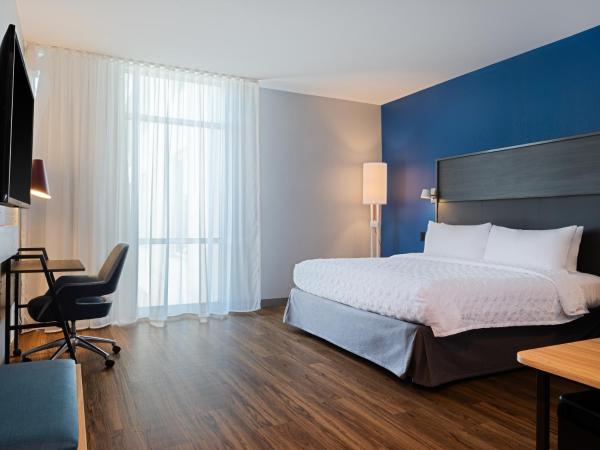 Tru By Hilton Atlanta Airport College Park : photo 1 de la chambre chambre lit king-size avec douche à l'italienne