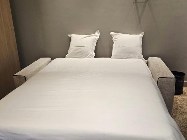 Hotel Apolonia Paris Montmartre; Sure Hotel Collection by Best Western : photo 3 de la chambre chambre lit king-size familiale avec canapé-lit - bâtiment séparé