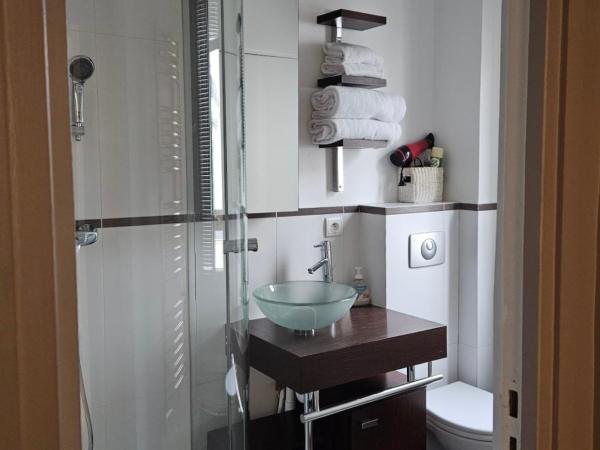 Hotel Apolonia Paris Montmartre; Sure Hotel Collection by Best Western : photo 6 de la chambre chambre lit king-size familiale avec canapé-lit - bâtiment séparé