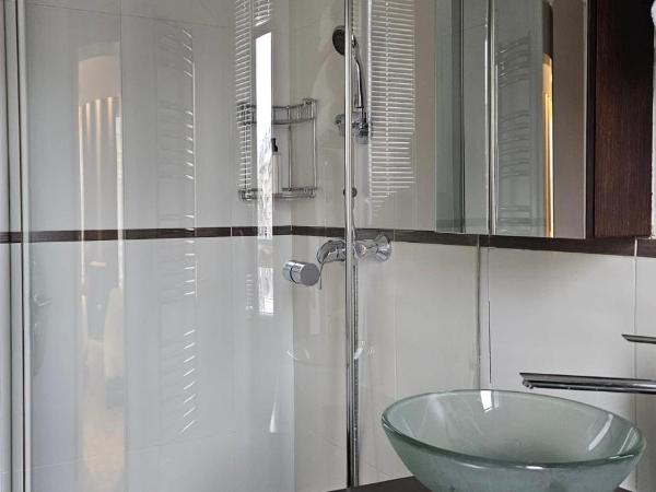 Hotel Apolonia Paris Montmartre; Sure Hotel Collection by Best Western : photo 8 de la chambre chambre lit king-size familiale avec canapé-lit - bâtiment séparé