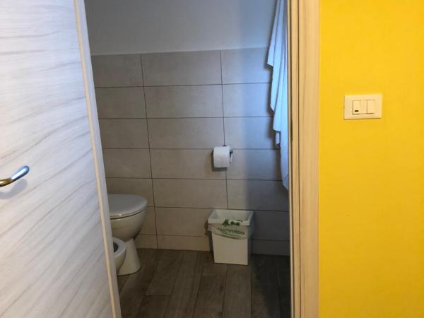 Casa Francia Emilia Levante : photo 9 de la chambre chambre quadruple avec salle de bains privative