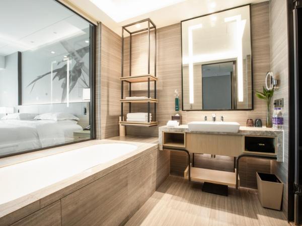 DoubleTree by Hilton Hotel Shenzhen Longhua, Near Huawei, Foxcnn, Shenzhen North Railway, Uniwalk & Uniworld Shopping Mall, Sam's Club : photo 7 de la chambre chambre lit queen-size 