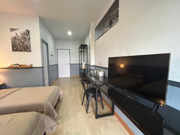 บ้านสุขซอย5 : photo 4 de la chambre chambre triple avec balcon