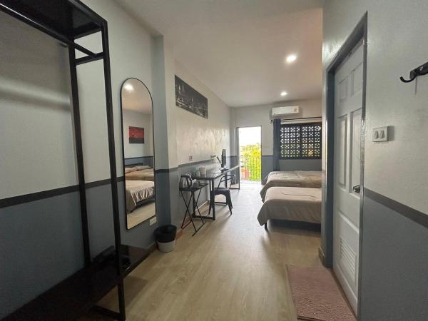 บ้านสุขซอย5 : photo 5 de la chambre chambre triple avec balcon