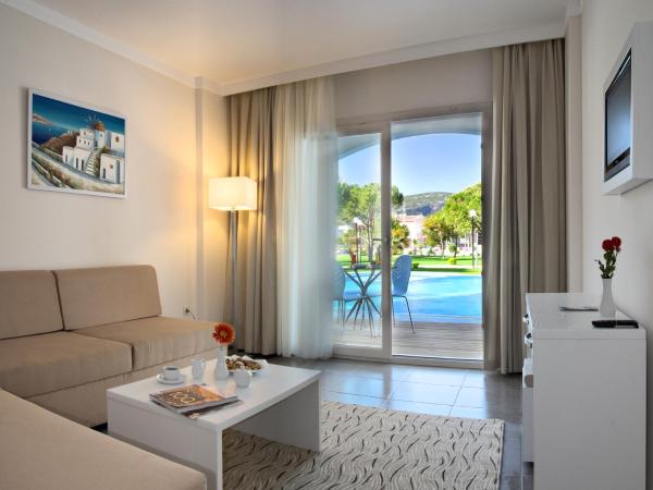 Batıhan Beach Resort & Spa : photo 2 de la chambre chambre familiale select avec accès piscine