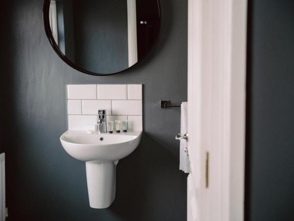 The 1852 Hotel - Self Check-in : photo 7 de la chambre chambre lit king-size