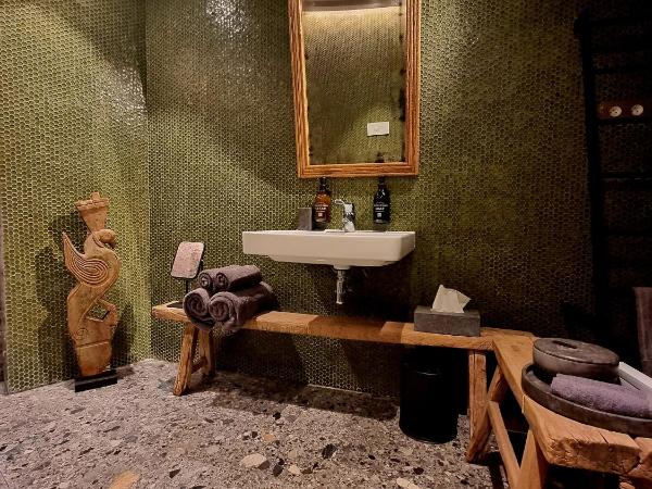 Unique Boutique Hotel Antibes Juan-les-Pins : photo 2 de la chambre chambre lit king-size avec douche accessible en fauteuil roulant - adaptée aux personnes à mobilité réduite