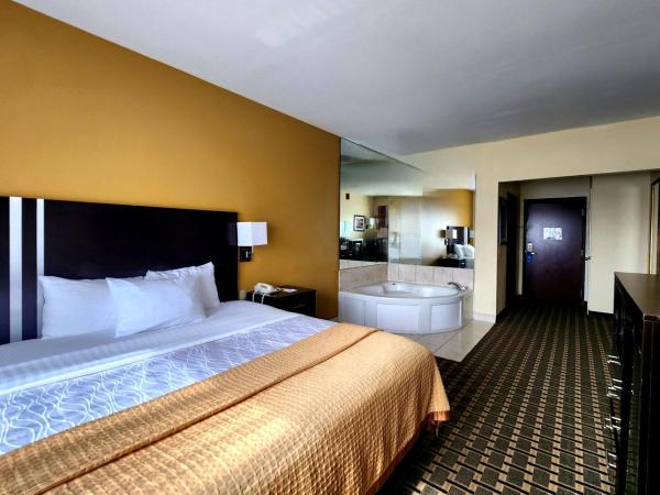 Days Inn & Suites by Wyndham Sam Houston Tollway : photo 5 de la chambre chambre lit king-size deluxe - non-fumeurs 