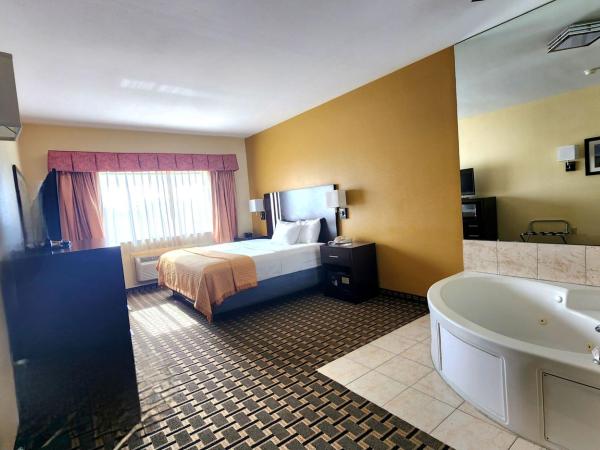 Days Inn & Suites by Wyndham Sam Houston Tollway : photo 4 de la chambre chambre lit king-size deluxe - non-fumeurs 