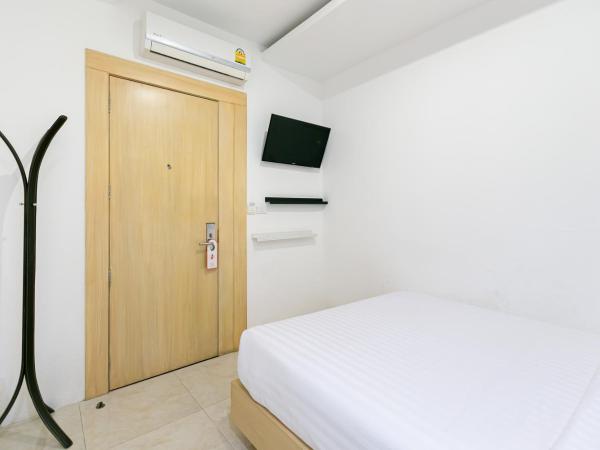 The Bedrooms Hostel Pattaya : photo 7 de la chambre chambre double standard avec salle de bains commune