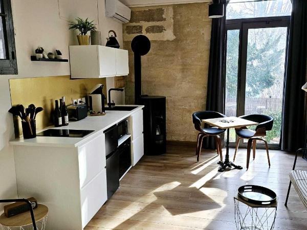 La Maison Grivolas Appartements et Maison d'hôtes : photo 8 de la chambre appartement - vue sur piscine