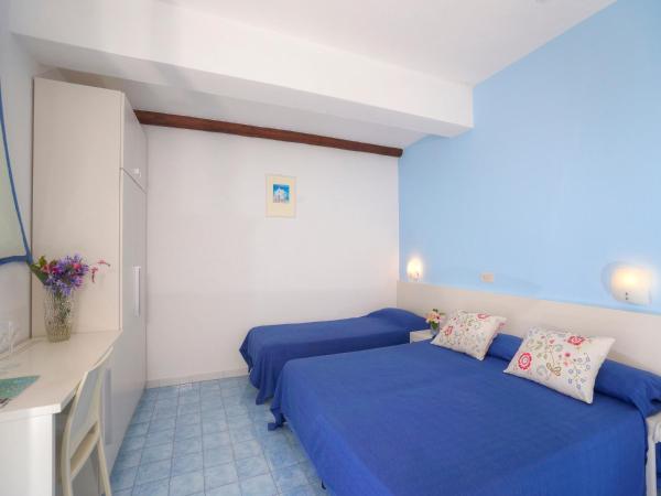 Hotel Imperamare : photo 4 de la chambre chambre triple avec balcon