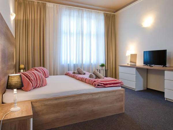 Stodolní Apartment : photo 8 de la chambre chambre familiale avec salle de bains commune