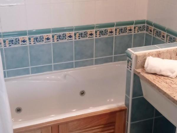 Le Querrien : photo 5 de la chambre chambre double avec lit d'appoint