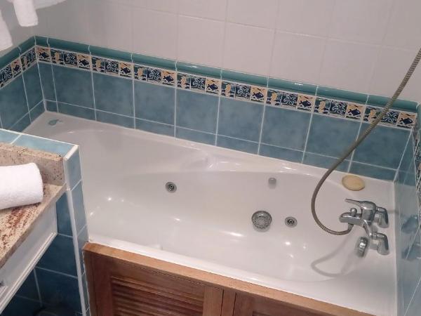 Le Querrien : photo 3 de la chambre chambre double - vue sur mer