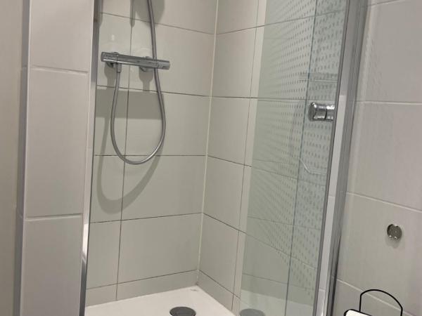 BnB Goldies : photo 9 de la chambre chambre double avec salle de bains privative