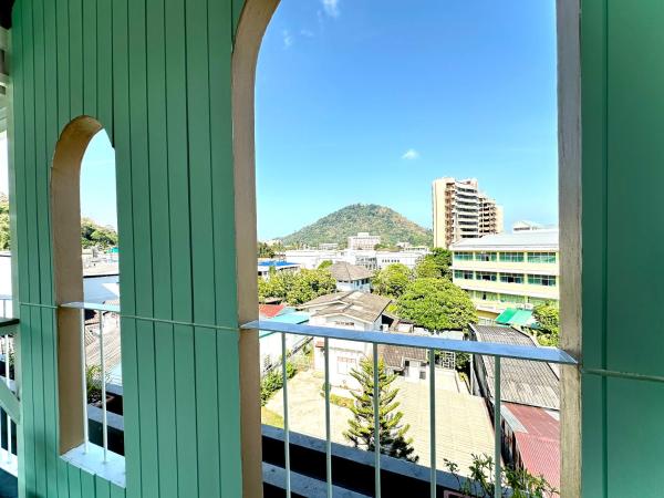 Alleyhill Phuket - Private & Cozy Boutique : photo 8 de la chambre chambre familiale - vue sur montagne