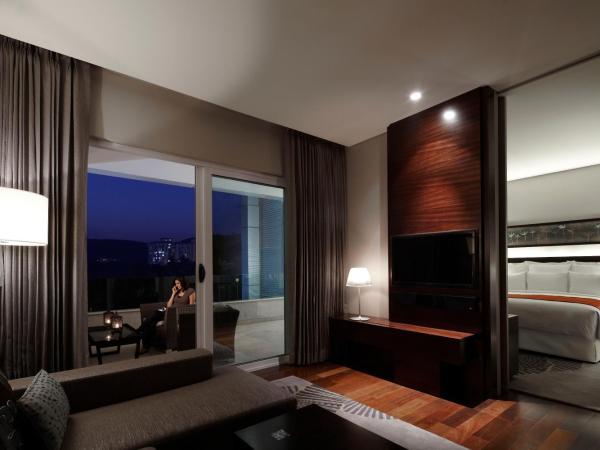 JW Marriott Pune : photo 1 de la chambre soho suite king bed with mountain view and balcony