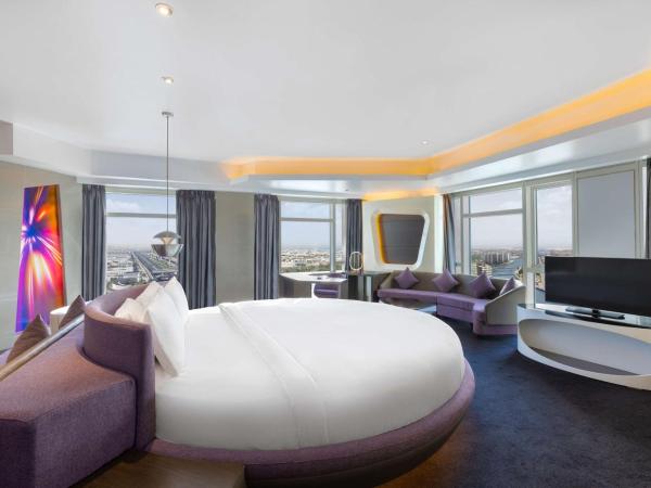 V Hotel Dubai, Curio Collection by Hilton : photo 2 de la chambre suite bravoure à lit rond