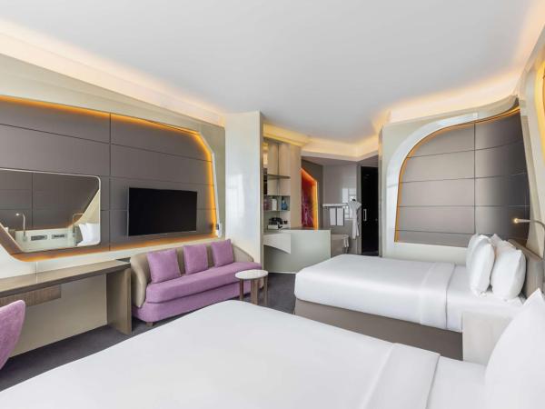 V Hotel Dubai, Curio Collection by Hilton : photo 4 de la chambre chambre deluxe avec 2 lits queen-size