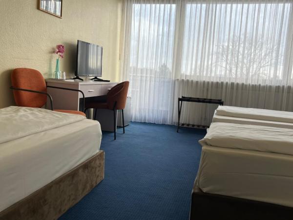 Hotel Am Flughafen : photo 5 de la chambre chambre triple