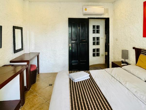 Sojourn 7 bedroom #villa #Full Moon#haadrin : photo 2 de la chambre chambre quadruple Économique avec salle de bains commune