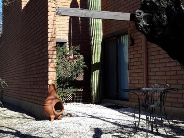 Desert Trails Bed & Breakfast : photo 6 de la chambre chambre lit queen-size - vue sur jardin