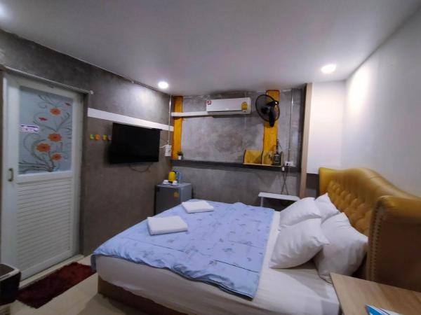 Ruenthip Homestay : photo 1 de la chambre chambre lit king-size - vue sur piscine