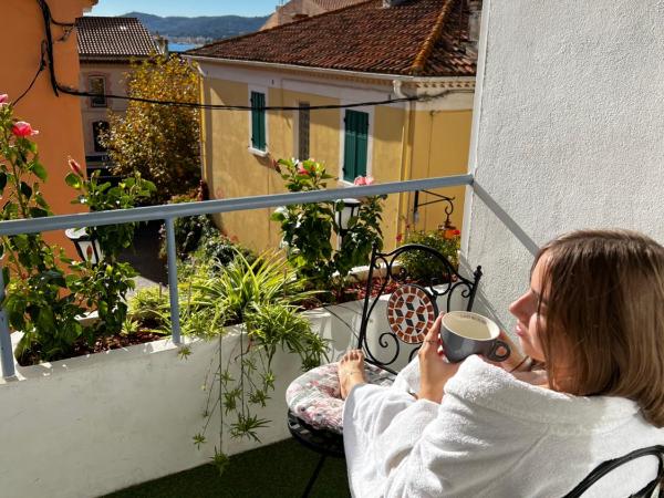 Hotel L'Escapade : photo 2 de la chambre chambre lit king-size avec balcon