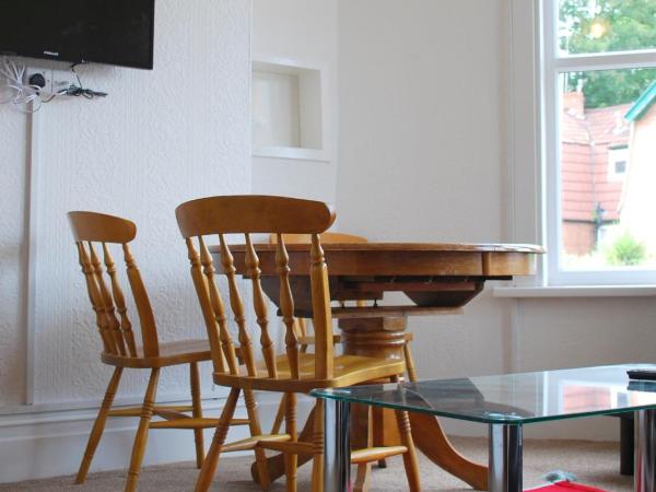 Clift Guest House : photo 8 de la chambre grande chambre triple avec salle de bains commune