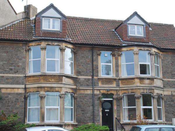 Clift Guest House : photo 10 de la chambre grande chambre triple avec salle de bains commune