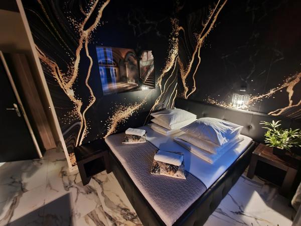 Apartament z jacuzzi Kraków Rynek : photo 1 de la chambre suite lit king-size avec baignoire spa